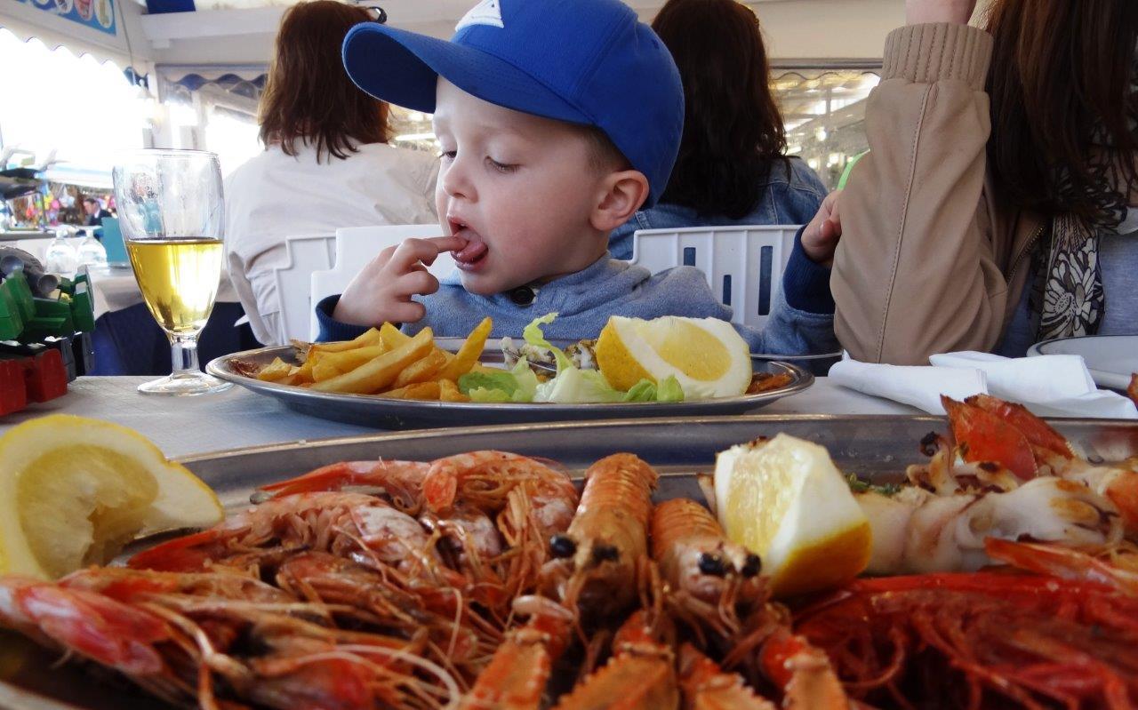 9 Młody Europejczyk skromnym posiłkiem (gorgonzola, grillowane ośmiorniczki, królewskie krewetki, lody straciatella)dyskontuje efekty pracy w charakterze fotografika