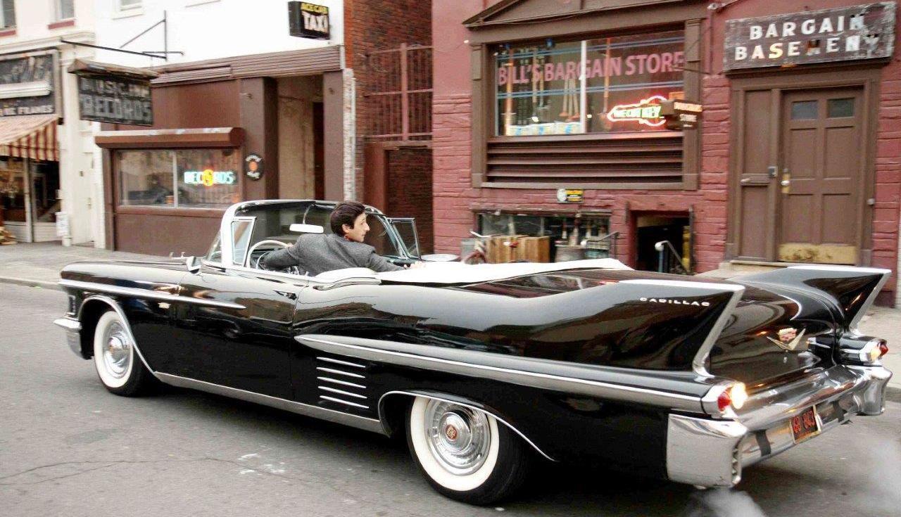 5 Adrien Brody w wielkim Cadillacu