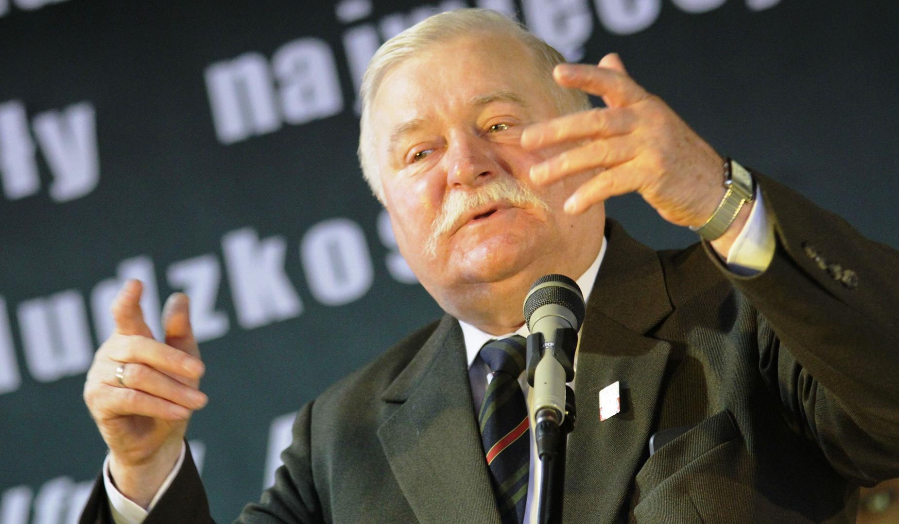 Olsztynek - Lech Wa¸«sa w Gimnazjum im Noblist—w Polskich wzi¸ udzia¸ w uroczystoćci nadania uczniomtytu¸u Primus Inter Pares. Fot. Beata SzymaÄska / 27 czerwiec 2010 /
